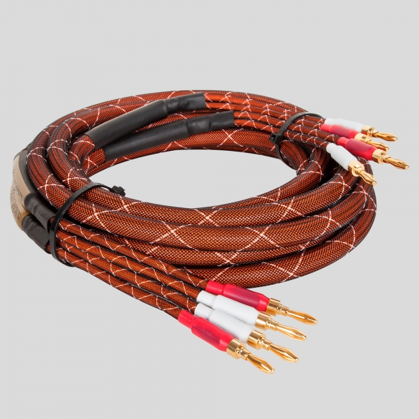 Kabel má nylonové opletení, které minimalizuje vnější rušení.